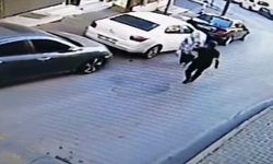 Yolda yürüyen kadının ensesine vurup kaçtı, o anlar kameraya yansıdı