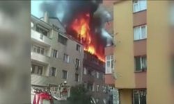 4 katlı binanın çatısında korkutan yangın!