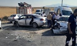 2 otomobil kafa kafaya çarpıştı: 7 yaralı