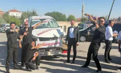 Damada ilginç hediye: Arkadaşları, hurda otomobil taktı