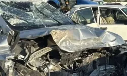 Feci kaza! Otomobiller kafa kafaya çarpıştı: 1 ölü, 7 yaralı