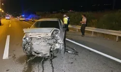 Kontrolden çıkan otomobil bariyerlere çarptı
