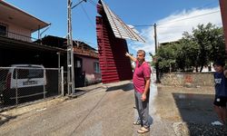 Adana’da ağustos ayında şiddetli rüzgar çatıyı uçurdu