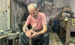 Adana'da hem kalaycı hem şair usta