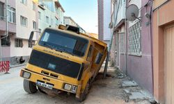Hafriyat kamyonu, çöken yoldaki çukura düştü