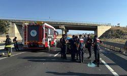 İki otomobilin çarpıştığı kazada araçlardan birinde yangın çıktı: 1 ölü, 2 yaralı