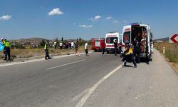 Kavşakta iki otomobil çarpıştı: 1 ölü, 5 yaralı