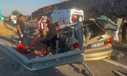Takla atan otomobil, çelik bariyerlere çarptı: 1 ölü, 1 ağır yaralı