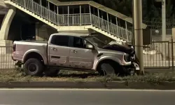 Alkollü sürücünün kullandığı kamyonet aydınlatma direğine çarptı; 1 yaralı