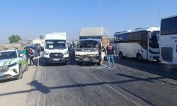 Antalya-Manavgat Yolunda Kamyon Kazası Trafiği Kilitledi