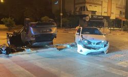 Antalya'da iki otomobil çarpıştı: Ters dönen araçtaki 2 kişi yaralandı