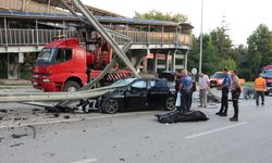 Feci kaza! Bariyerlere çarpan otomobil ikiye bölündü