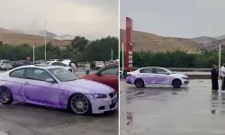 Boya yüklü TIR devrildi, yoldan geçen araçlar mora boyandı