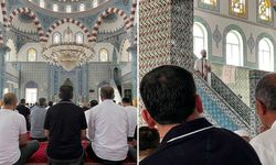 Cami İçinde Telefon ve Sohbet Krizi! İmam Hutbeyi Yarıda Kesip Uyardı
