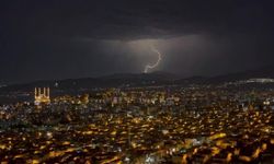 Kahramanmaraş’ta Yıldırımlar Geceyi Gündüze Çevirdi