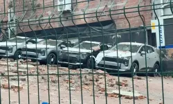 Duvar otoparka doğru çöktü: 12 sıfır araçta 30 milyon liralık hasar oluştu