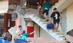 Endonezya’da 7,7 Büyüklüğünde Deprem! Tsunami Uyarısı Yapıldı