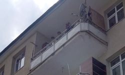 Eşini Boşanmaktan Vazgeçirmek İstedi, 2 Çocuğunu Balkona Kilitledi