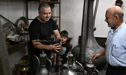 Kahramanmaraşlı bakırcı, yüzlerce yıllık bakır eşyaları işletmesinde sergiliyor
