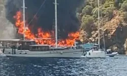 Gezi teknesi alev alev yandı, 115 yolcu suya atladı