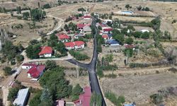 Göksun'da mahalle yolu sıcak asfaltla yenileniyor