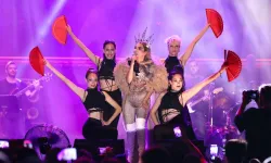 Hande Yener ikinci el kıyafetlerini satışa çıkardı
