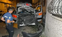 Hasta taşıyan ambulans ile otomobil çarpıştı: 3 yaralı