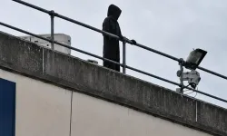Hastane Çatısındaki Gizemli Kişi Ortalığı Karıştırdı