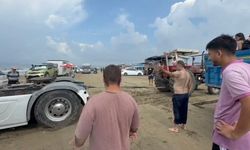 Hatay’da kuma gömülen tırı iki traktör kurtardı