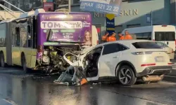 İETT Otobüsüne Çarpan Otomobilde 3 Kişi Hayatını Kaybetti