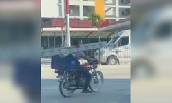İlginç yolculuk kamerada: Boynunda merdivenle motosikletle ilerledi