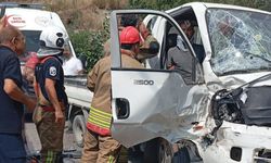 İskenderun'da tır ile kamyonetin çarpıştığı kazada 3 kişi yaralandı