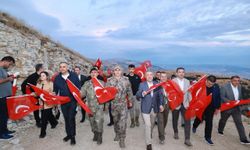 Kahramanmaraş Ahır Dağı zirvesinde dünyanın en büyük Türk bayrağıyla 30 Ağustos yürüyüşü