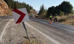 Kahramanmaraş'ta motosiklet tabela direğine saplandı! Sürücünün durumu kritik!