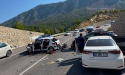 Karşı şeride geçen otomobil 3 araca çarptı! 4 kişi yaralandı
