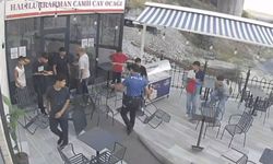 Komedi filmlerini aratmadı! Kavga cami avlusunda devam etti