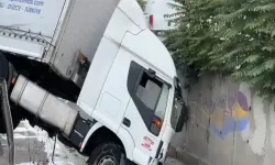 Kumaş yüklü TIR, dere yatağına düştü: 1 yaralı