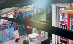 Markete alışveriş için girdi, 440 paket sigarayı çantasına doldurdu