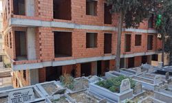 Mezarlık manzaralı sıfır daireler ilginç görüntüler oluşturdu