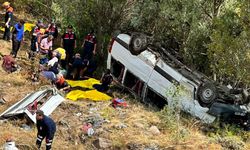 Minibüs uçuruma yuvarlandı; 4 ölü, 10 yaralı