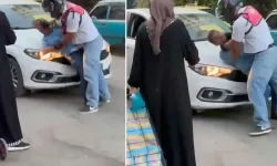 Motokurye sürücüyü kaputa yatırıp yumrukladı