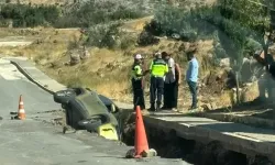 Otomobil, açılan çukura uçtu