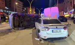 Otomobil, park halindeki 2 araca çarpıp devrildi; 4 yaralı