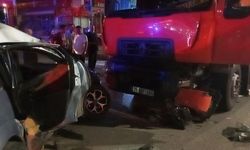 Samsun'da Kavşakta Feci Kaza! Kamyonun Çarptığı Otomobilde 3 Kişi Yaralandı