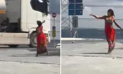 Sürücüler neye uğradığını şaşırdı! Yoldan aldığı taşları araçlara fırlattı
