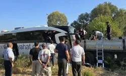 Tur otobüsü, TIR'a çarptı: 2 ölü, 8 yaralı