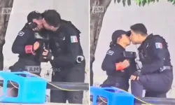 Üniformalı polisler görev sırasında öpüştüler!