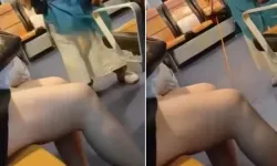 Yaşlı kadın, şort giyen genç kıza bastonla vurdu