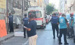 Yıkımı yapılan bina çöktü; 2 işçi yaralandı