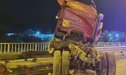4 aracın karıştığı zincirleme kazada 1'i ağır 6 yaralı